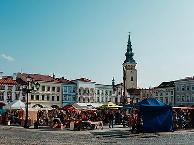 Ein Marktplatz mit einer Vielzahl an Marktständen